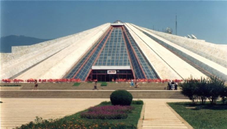 PİRAMİDA- KÜLTÜR MERKEZİ